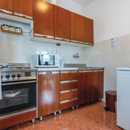 Apartamento Cozy In Okrug Donji With Kitchen