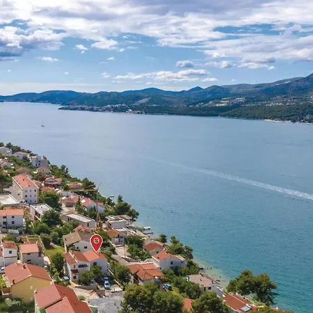 Cozy In Okrug Donji With Kitchen Apartamento