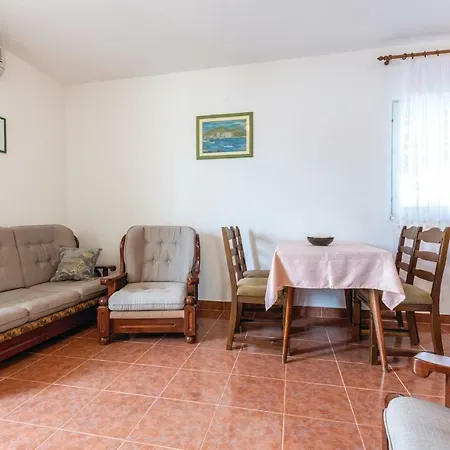 Cozy In Okrug Donji With Kitchen Donji Okrug